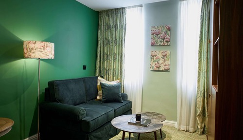 Deluxe Suite, Courtyard View
