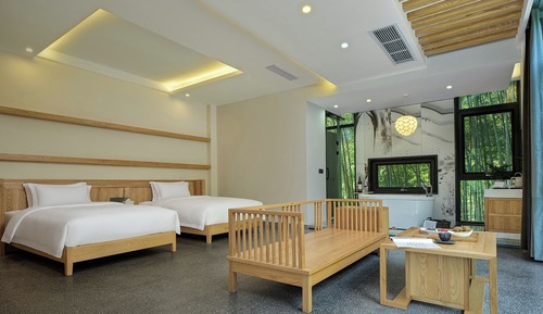 Habitación básica con 2 camas individuales, vistas a la colina
