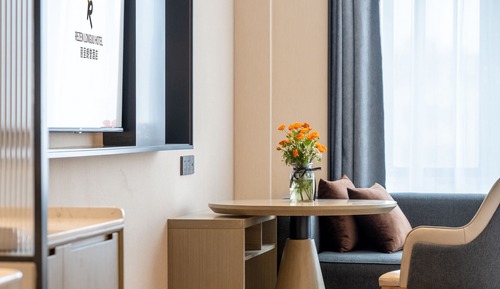 Habitación superior con 2 camas individuales, vistas a la ciudad