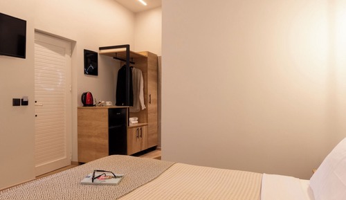 Habitación superior con 1 cama doble o 2 individuales, balcón, vistas al mar