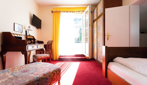 Basic Single Room, Balcony, Garden View