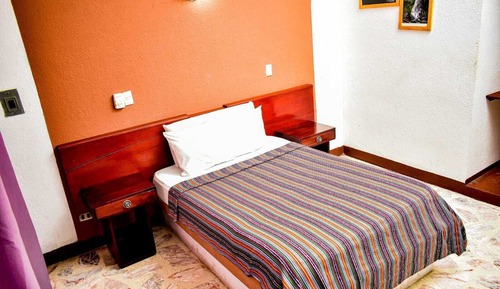Habitación básica con 1 cama doble o 2 individuales, balcón, vistas a la ciudad