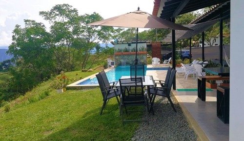 Casa de campo, varias camas, Aire acondicionado, vistas al jardín