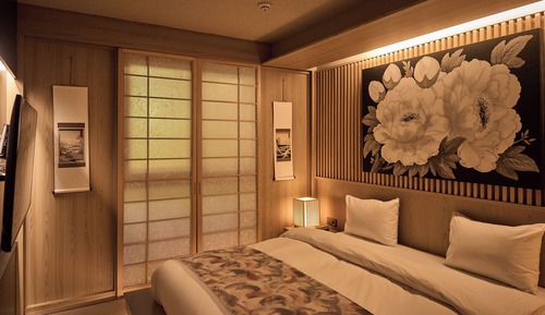 Habitación de estilo japonés con una cama doble