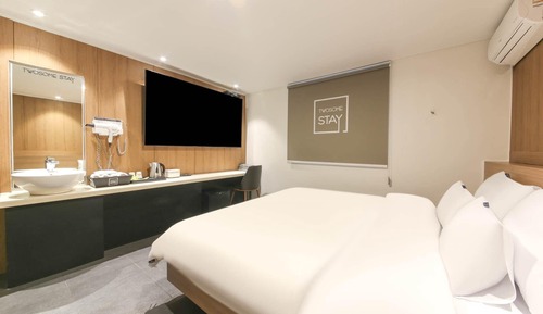 Deluxe, Non-smoking, 75 inch TV, Styler, OTT viewing available