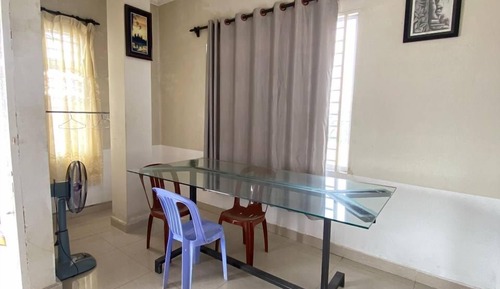 Apartamento básico, 2 habitaciones, balcón, vistas a la ciudad