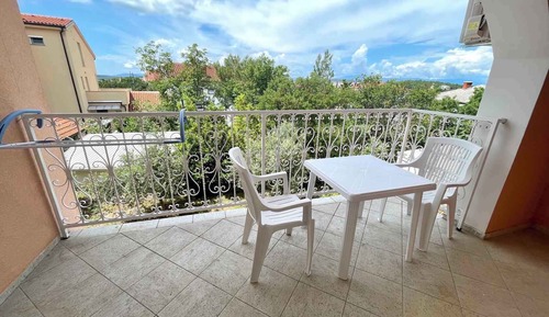 Estudio, balcón, vistas a la ciudad