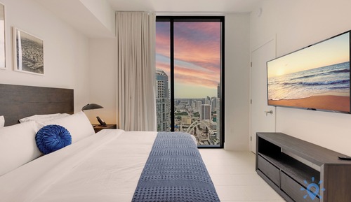 Apartamento clásico, 1 cama de matrimonio grande con sofá cama, balcón, vistas a la ciudad