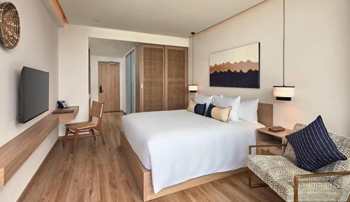 Estudio, 1 cama de matrimonio grande, balcón, vistas a la ciudad