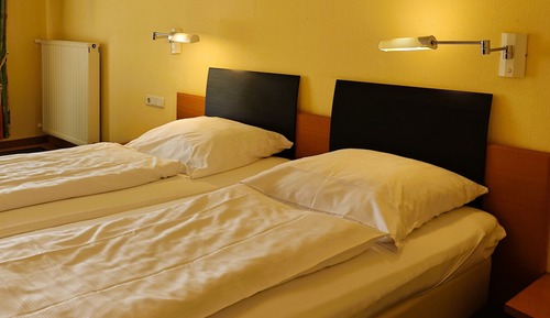 Habitación superior con 1 cama doble o 2 individuales, balcón, vistas al jardín