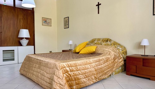 Habitación triple familiar, vistas al patio