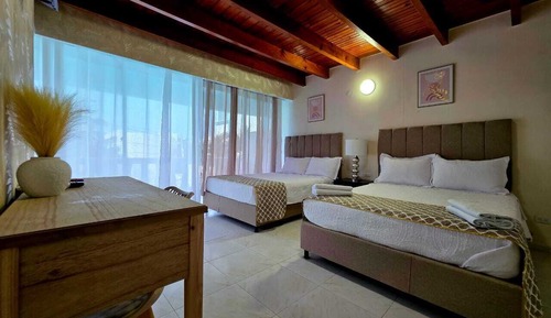 Habitación cuádruple, vistas a la piscina