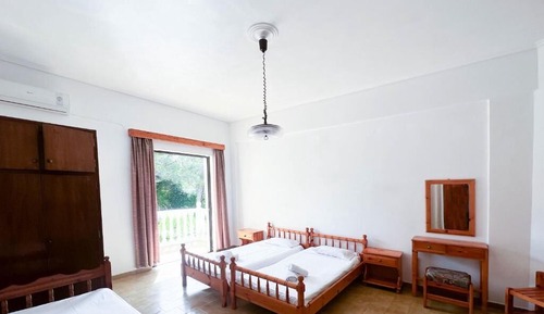 Habitación básica con 2 camas individuales, balcón