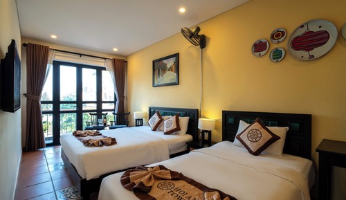 Habitación triple Deluxe, varias camas, balcón, vistas al patio