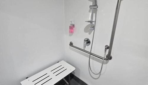 Estudio clásico, ducha adaptada, planta baja