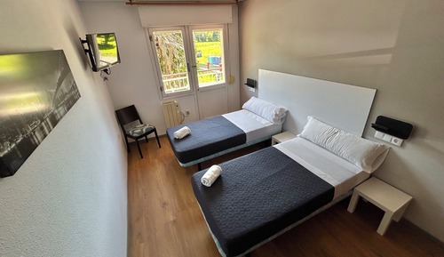Habitación con 2 camas individuales, vistas al jardín