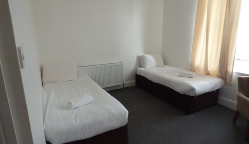 Habitación básica con 2 camas individuales