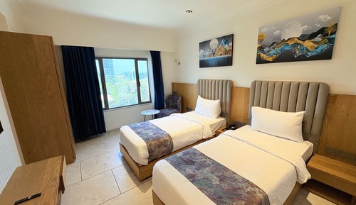 Habitación estándar con 1 cama doble o 2 individuales, vistas a la ciudad