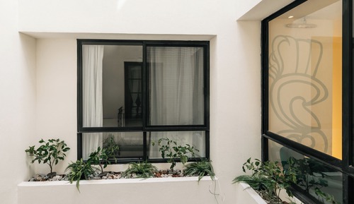 Habitación básica, frigorífico y microondas