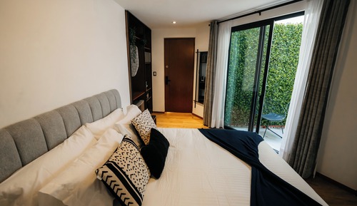 Habitación básica, 1 cama de matrimonio, patio, planta baja