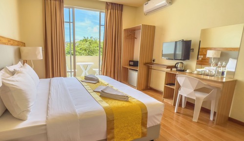 Habitación Deluxe con 1 cama doble o 2 individuales, balcón, vistas a la ciudad