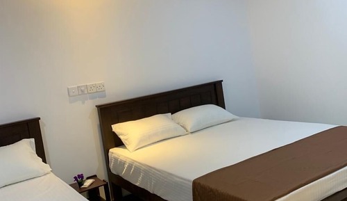 Habitación familiar con 1 cama doble o 2 individuales, vistas al jardín