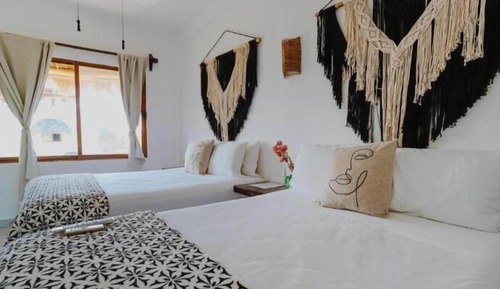 Habitación básica, 2 camas dobles, vistas a la ciudad