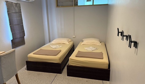 Habitación básica con 2 camas individuales