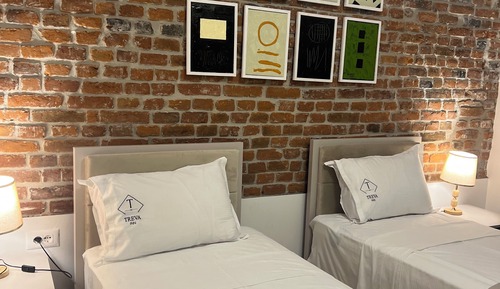 Habitación Deluxe con 2 camas individuales, balcón, vistas al puerto deportivo