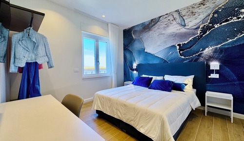 Habitación con 1 cama doble o 2 individuales, vistas parciales al mar