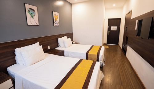 Habitación superior con 2 camas individuales, vistas a la ciudad