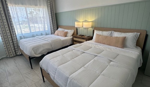 Suite, varias camas, cocina, vistas a la playa