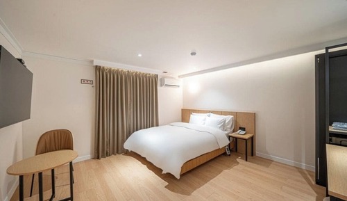  Deluxe Queen Room