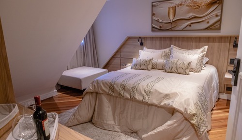 Apartamento Superior com Janela e Cama Queen