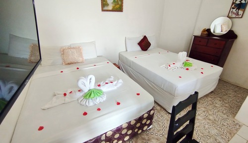 Estudio familiar, 2 camas de matrimonio, frigorífico y microondas, vistas al mar