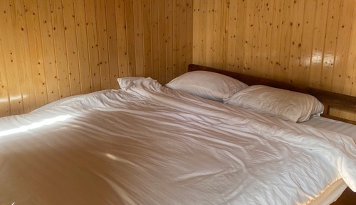 Casa de diseño, 1 cama de matrimonio grande, baño privado, vistas a la colina