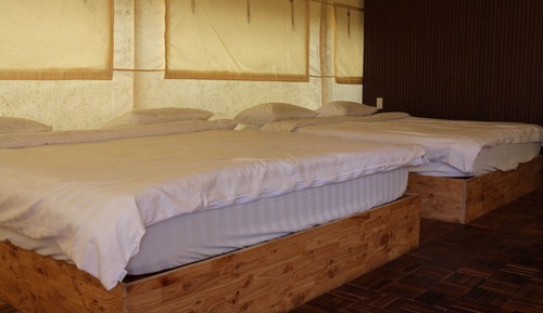 Tienda de lujo, varias camas, baño privado, vistas al valle
