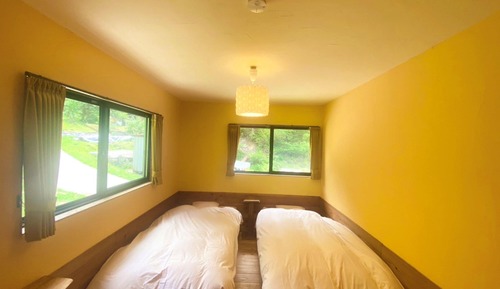 Habitación básica con 2 camas individuales