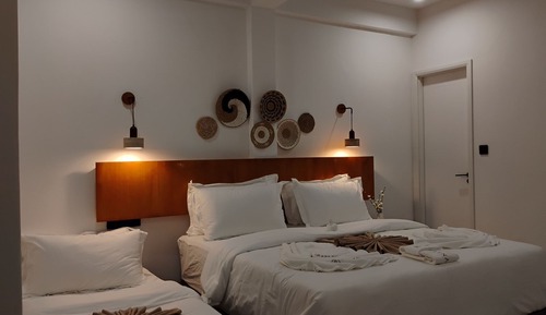 Habitación familiar con 1 cama doble o 2 individuales, baño privado