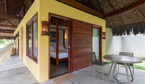 Habitación, bañera, vistas al jardín