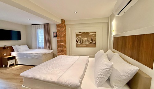 Habitación triple, balcón, vistas al jardín