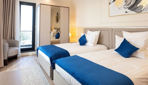 Habitación superior con 2 camas individuales, balcón, vistas a la ciudad