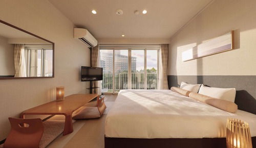 Habitación de estilo japonés con una cama doble