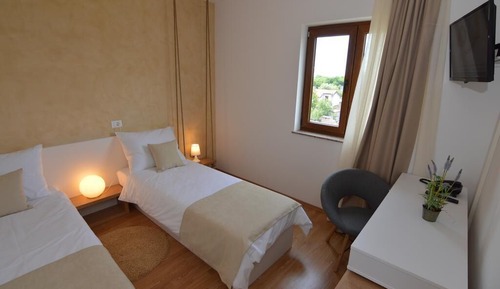 Habitación con 2 camas individuales, balcón, vistas parciales al mar