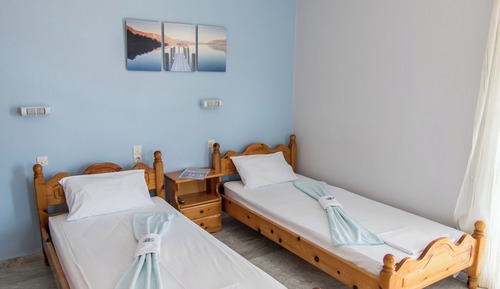 Habitación con 2 camas individuales, balcón, vistas al mar