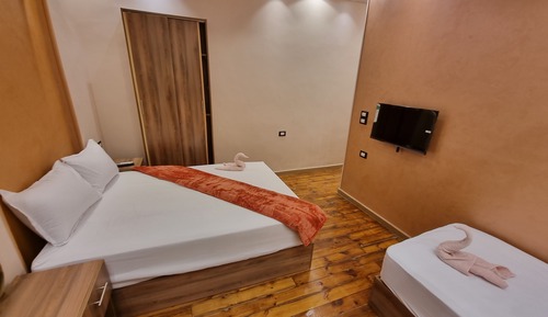 Habitación con 2 camas individuales, varias camas, baño privado
