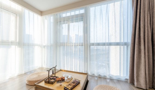Habitación superior con 2 camas individuales, varias camas, vistas a la ciudad