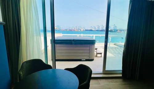 Habitación Deluxe con 2 camas individuales, balcón, vistas al mar