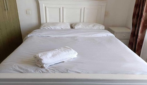 Apartamento clásico, balcón, vistas a la ciudad