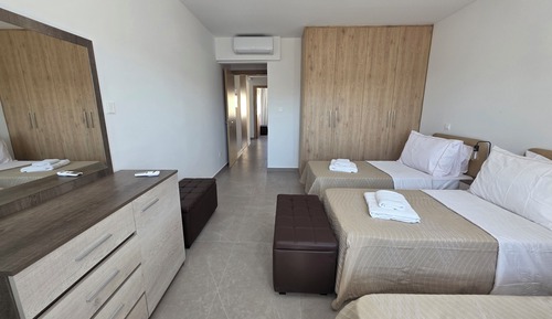 Apartamento familiar, vistas parciales al mar